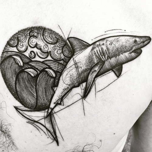 Sketch Stil schwarzes Brust Tattoo mit Hai und Wellen Bild