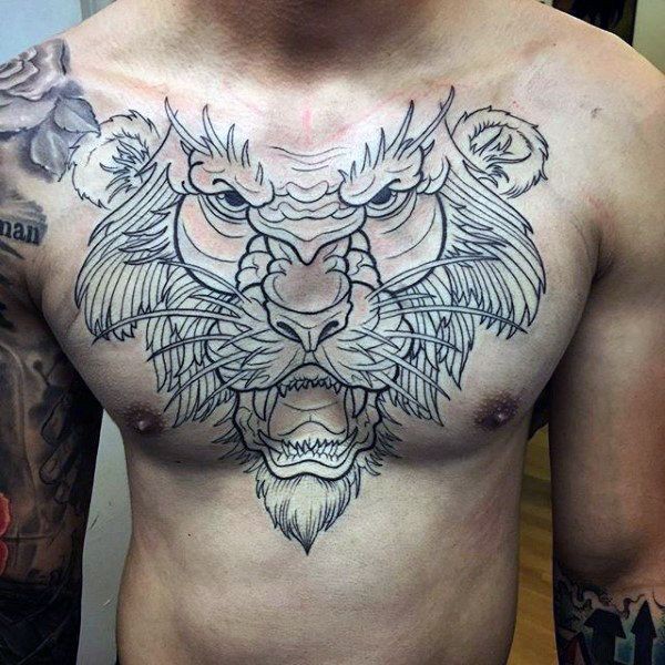 Tatuaje estilo boceto con tinta negra en el pecho de una gran cabeza de tigre