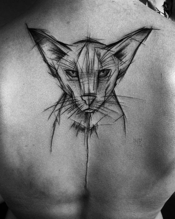 Tinta negra de estilo boceto pintada por Inez Janiak tatuaje en la parte superior de la espalda del gato estable