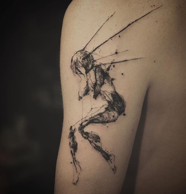 Sketch Stil schwarzes Schulter Tattoo mit mystischen Frauen