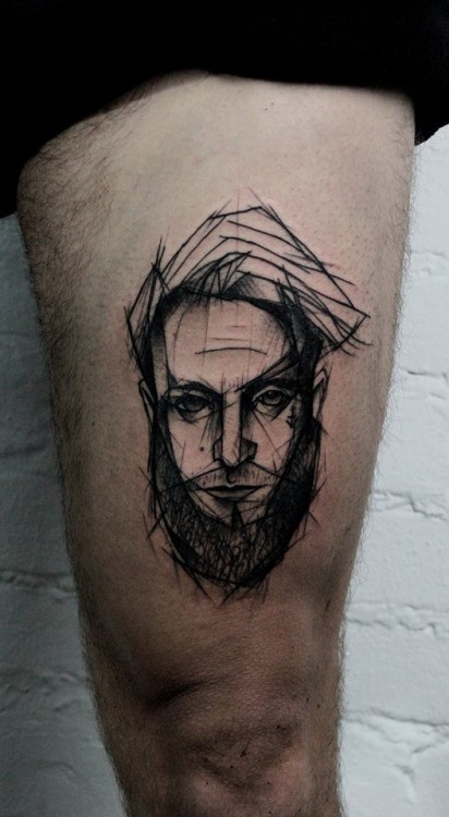 Sketch Stil schwarzes kleines Schenkel Tattoo des Mannes mit Bart Gesicht