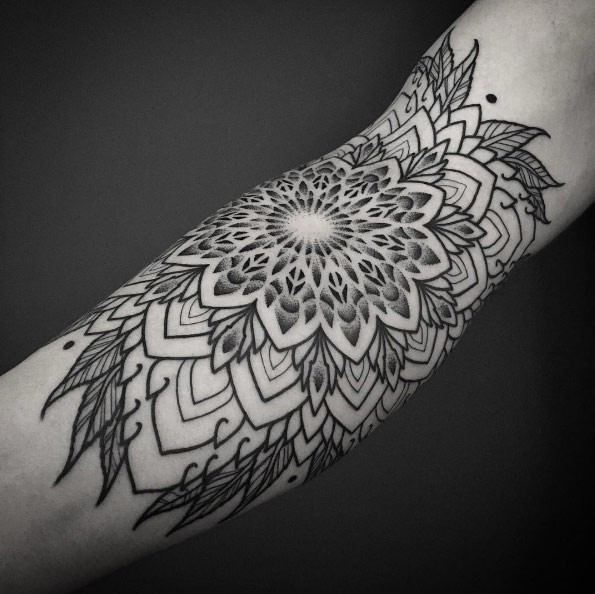 Esboço estilo tinta preta tatuagem de flor grande com folhas