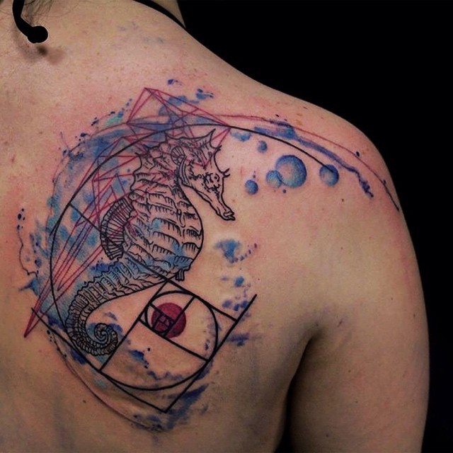 Sketch Stil farbiges Schulter Tattoo mit Seepferdchen und Verzierungen