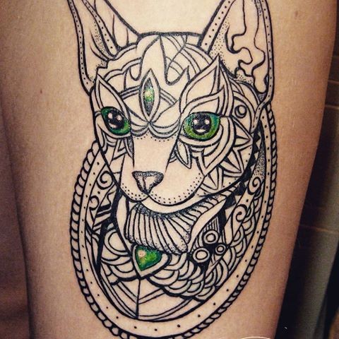 Esboço estilo agradável que olha tatuagem de gato de santo com olhos verdes