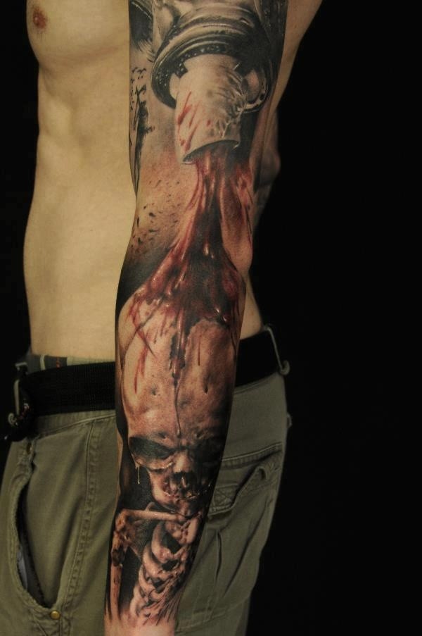 Tatuaje en el brazo, esqueleto bajo de la corriente de la sangre