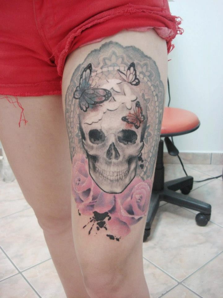 Tatuaje en la pierna, cráneo en el encaje y rosas