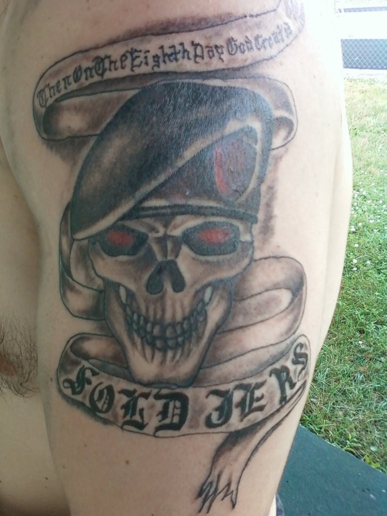 Tatuaje en el brazo de una calavera con una boina militar.