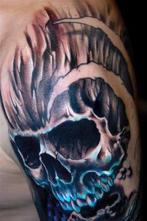 Tatuaje  de cráneo negro con luz azul