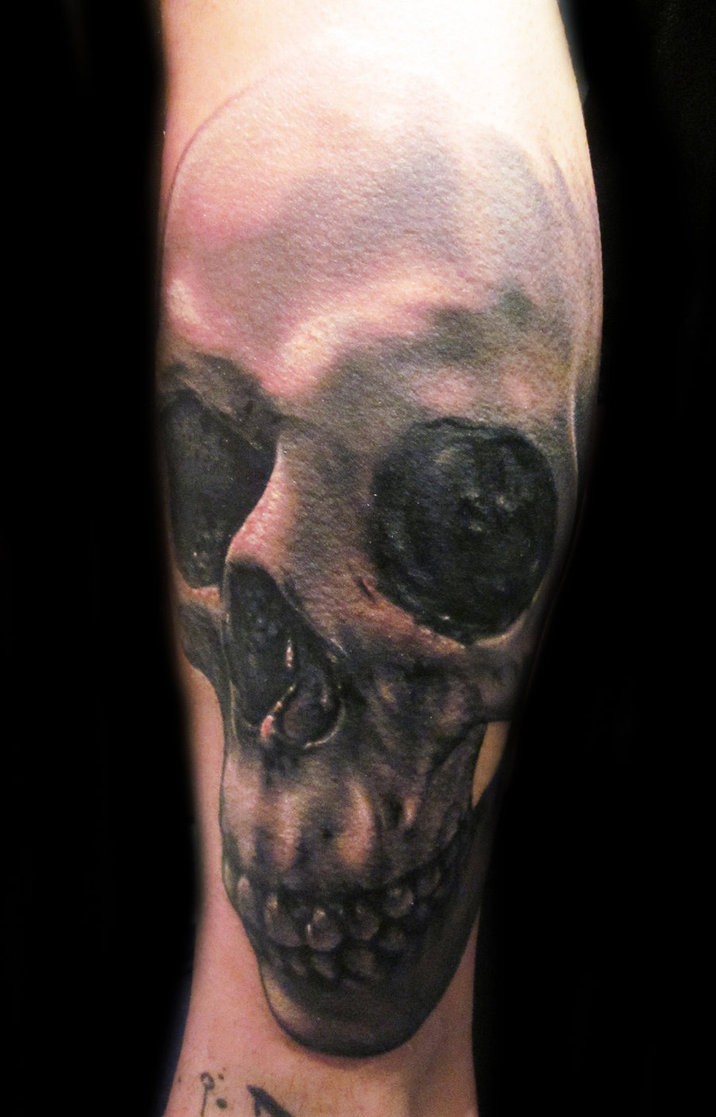 Tatuaggio mostruoso sul braccio il teschio nero