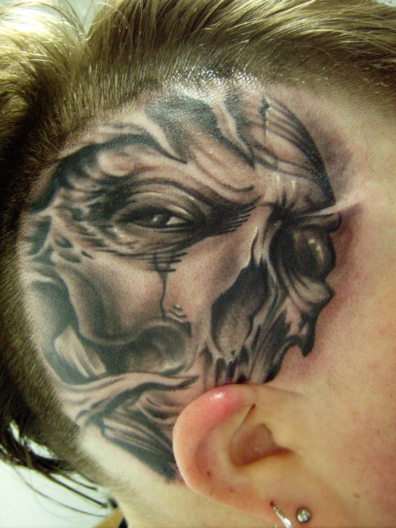 Tatuaggio mostruoso sulla testa il teschio nero