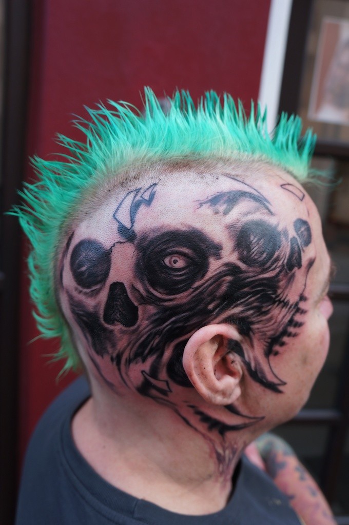 Schädel Agonie Tattoo am Kopf von Graynd