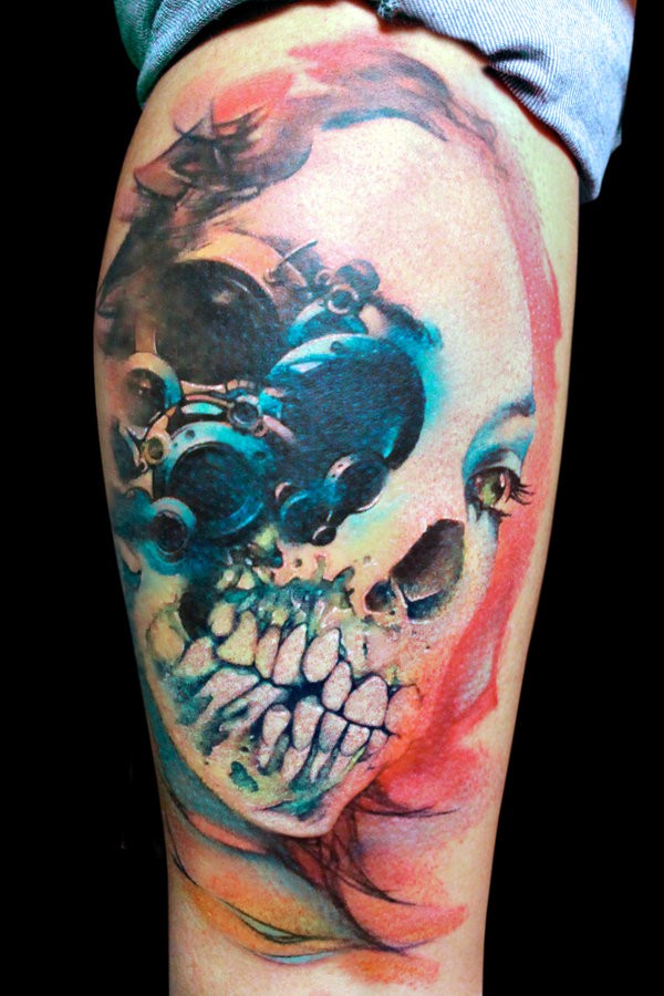 Tatuaje en la pierna, cráneo de una chica pelirroja