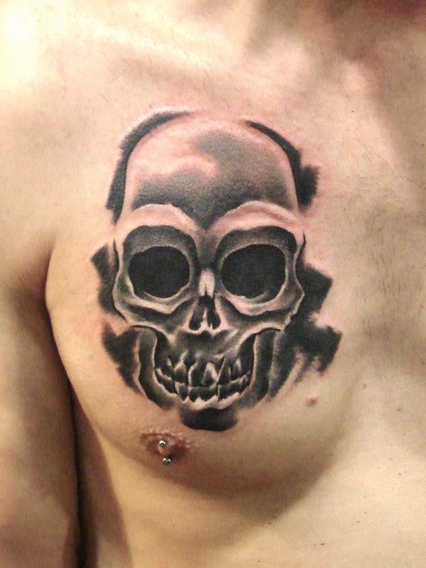 Tatuaje en el pecho, cráneo negro simple