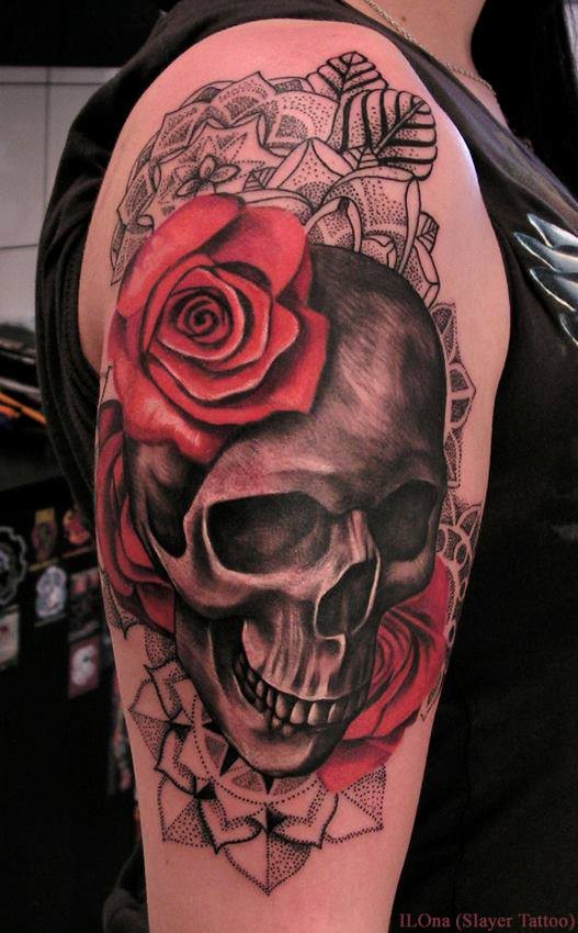 cranio con rose rosse e modello nero tatuaggio da ILOna