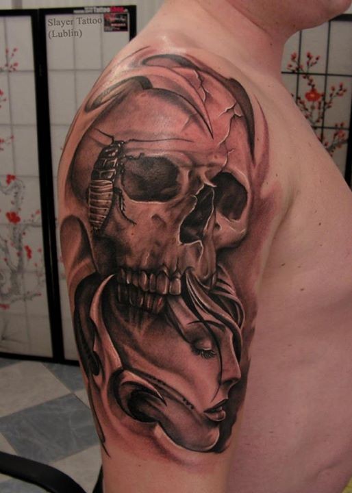 Tatuaje en el brazo,
cráneo con insecto y mujer con ojos cerrados