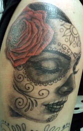 Tattoo von schlafender Todesfrau mit roter Rose