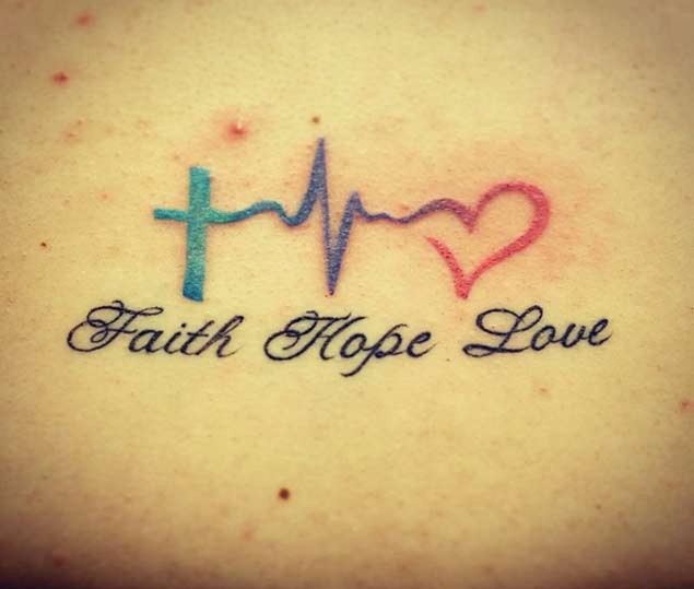 Tatuaje  de símbolos pequeños y palabras fe, esperanza, amor