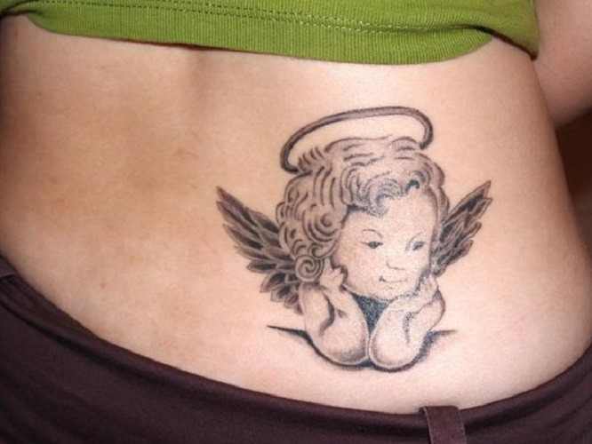 piccolo angelo tatuaggio su parte bassa della schiena