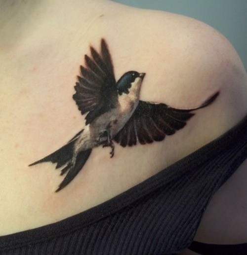 Tatuaje en el hombro, pájaro que vuela