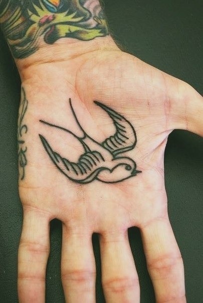 Kleines Vogel-Tattoo auf der Handfläch