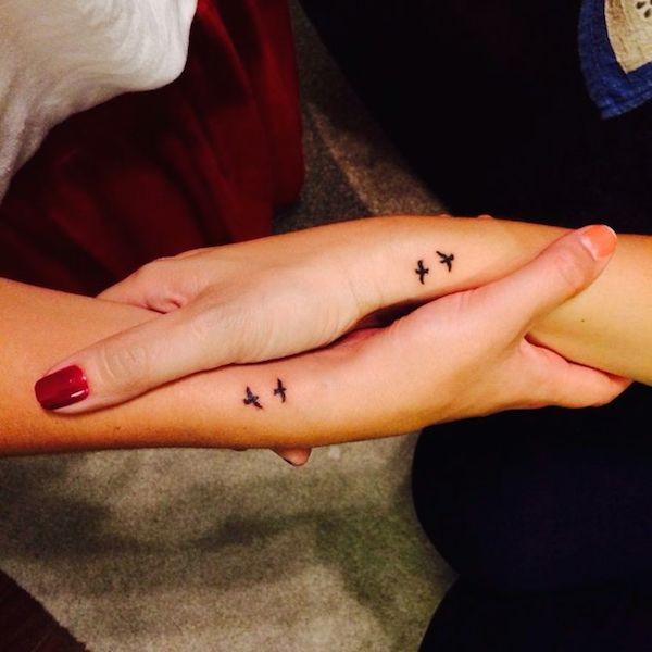 piccoli uccelli amicizia su due polsi tatuaggio