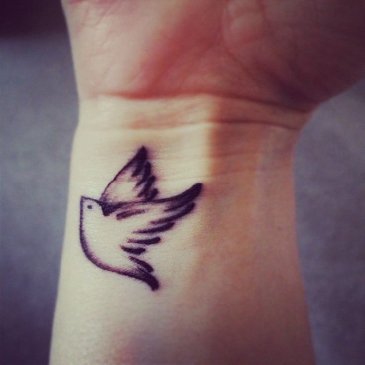 Kleine Vögel Tattoo am Handgelenk für Dame