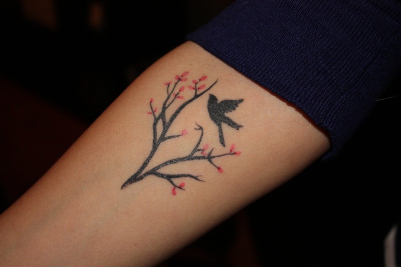 Kleine Vögel sitzt auf Ast Tattoo