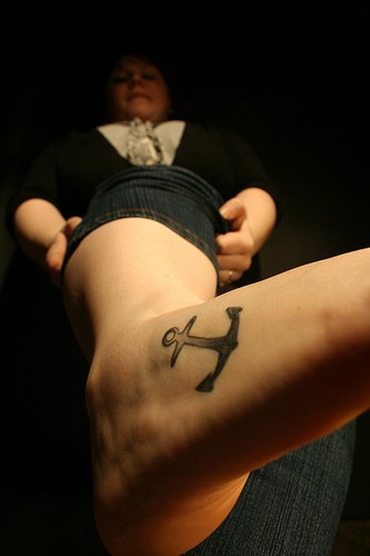 Le tatouage de petit ancre noir sur le pied