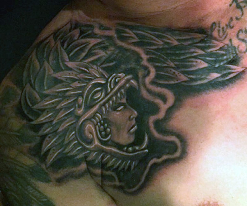 Kleines schwarzes und weißes Schulter Tattoo mit Tribal Frau und Drachen
