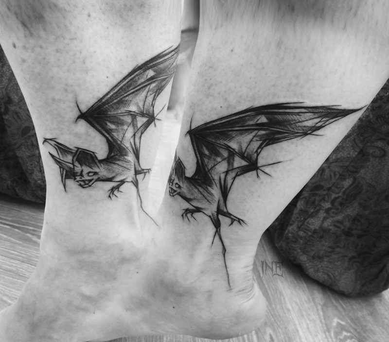 Tatuaggio alla caviglia in inchiostro nero piccolo di Inez Janiak del pipistrello
