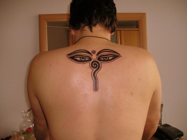 Tatuaje en la espalda alta,  ojos misterioso de tinta negra, tema egipcio