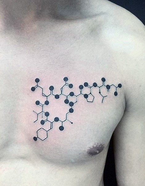 Klein tinteschwarzer Brust Tattoo der chemischen Kette