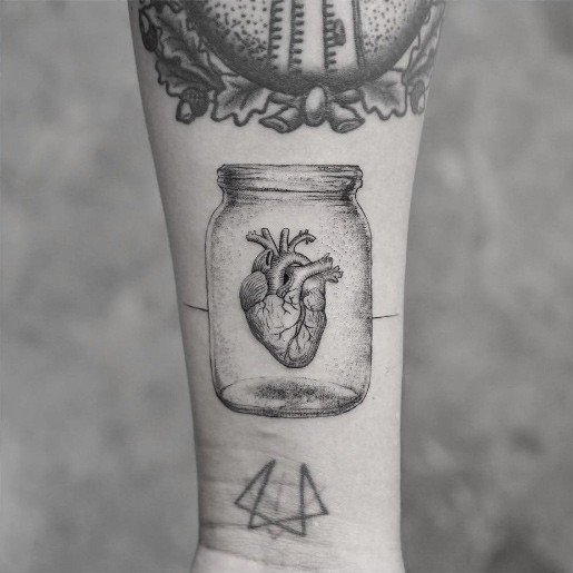 Tinta preta pequena estilo de antebraço tatuagem de lata de vidro com coração humano