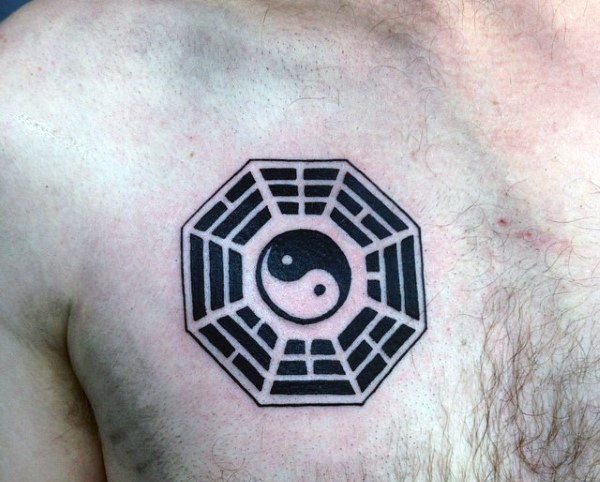Kleines schwarzes traditionelles japanisches Yin-Yang Symbol Tattoo an der Brust