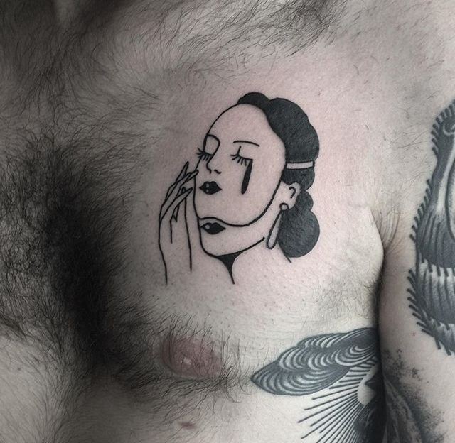 Klein tinteschwarzer Brust Tattoo der Frau mit trauriger Maske