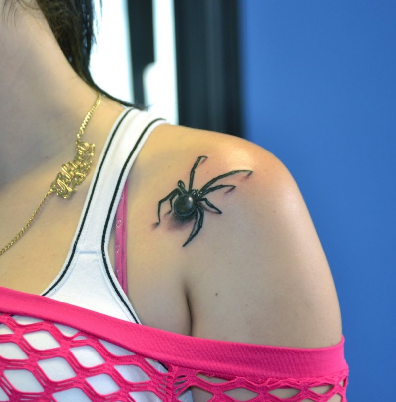 Kleine schwarze Spinne Tätowierung an der Schulter für Mädchen