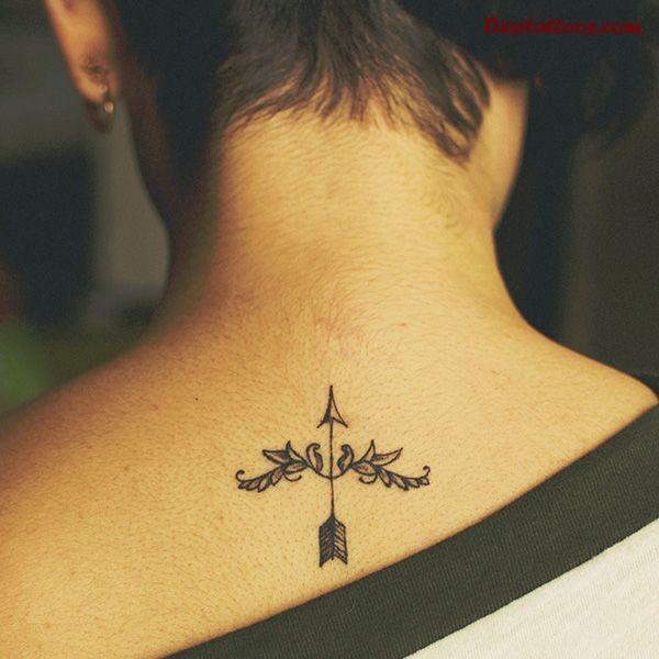 piccolo arco e freccia tatuaggi particolare su nuca