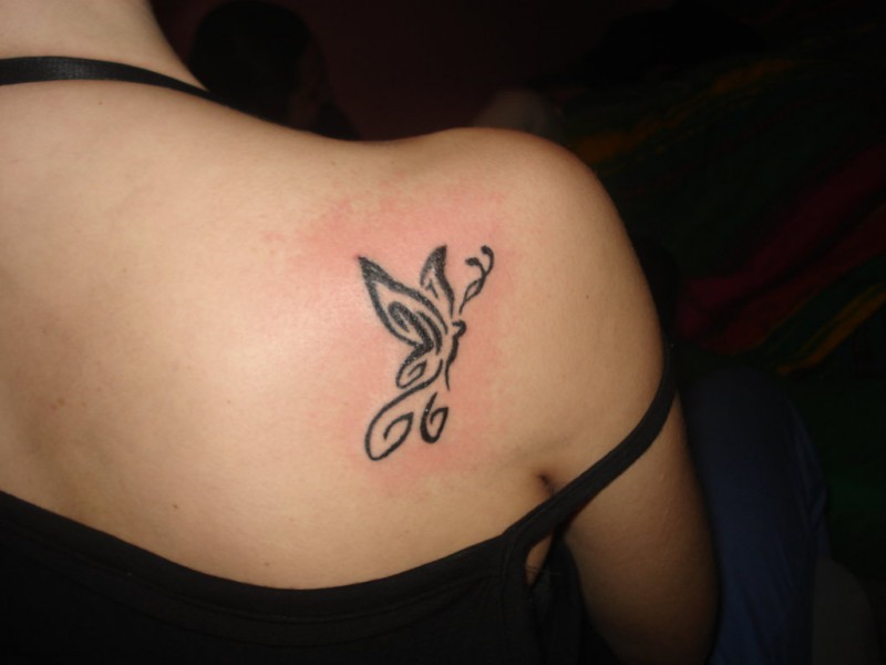 piccola farfalla tatuaggio su spalla