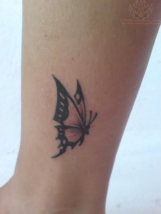piccola farfalla tatuaggio con modello su gamba
