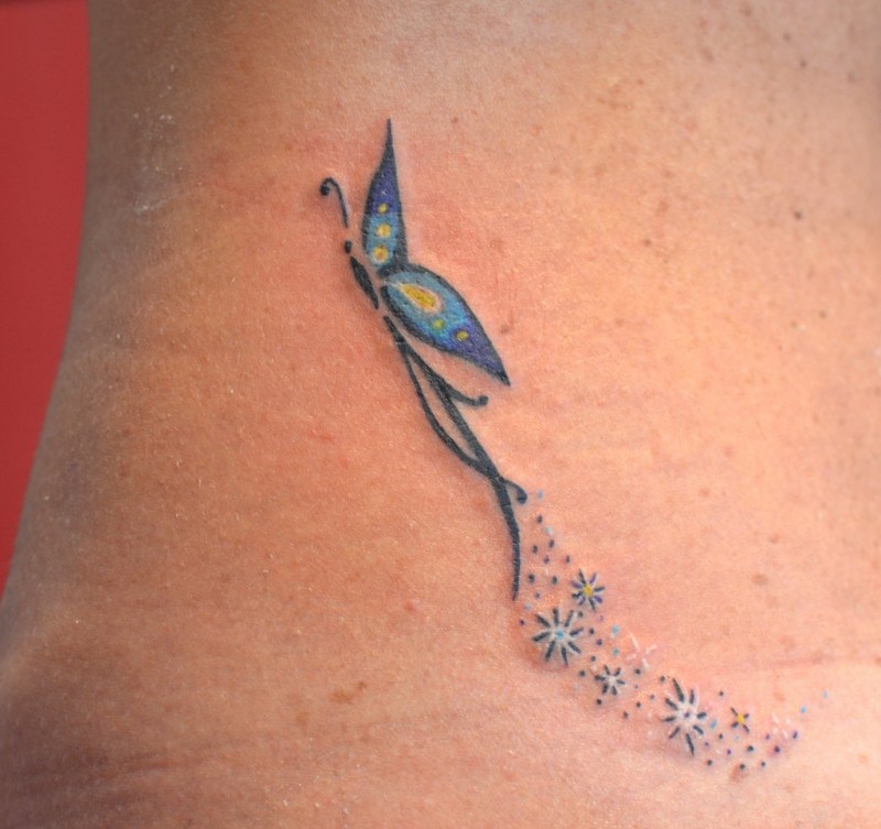Tatuaje  de mariposa con estrellas que centellean