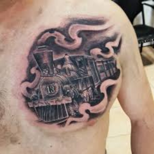 Tatuagem no peito pequeno de trem a vapor