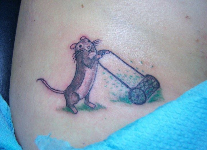 Tattoo von kleinem coolem grauem Nagetier mit Rasenmäher an der Hüfte