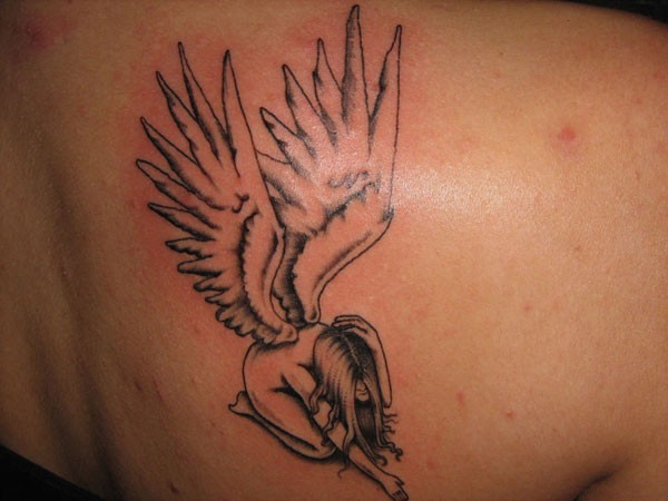Tatuaje  de ángel con alas preciosas