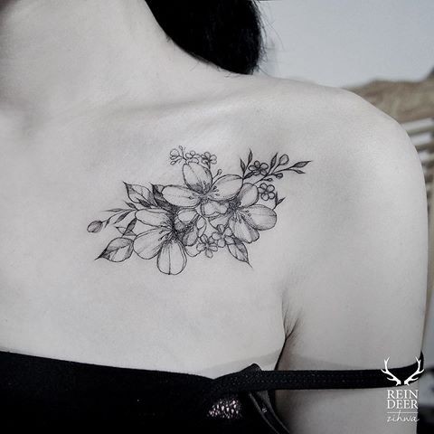 Pequena tatuagem de clavícula estilo blackwork bonito de flores por Zihwa