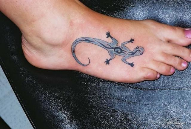 Small cute lizard tattoo on foot