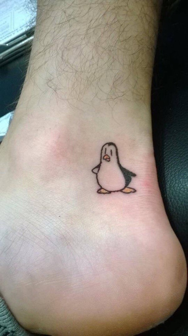 Tatuaje en el pie,
pingüino bonito pequeño