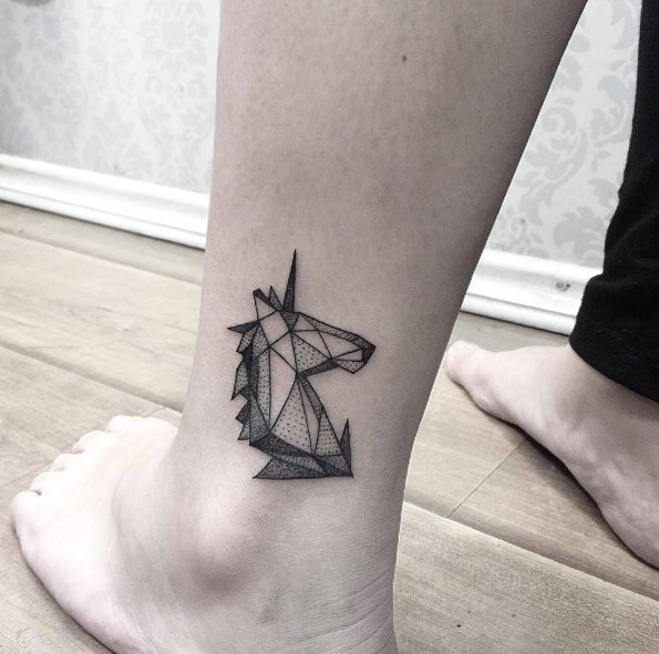 Tatuaggio alla caviglia in stile punto piccolo di unicorno carino