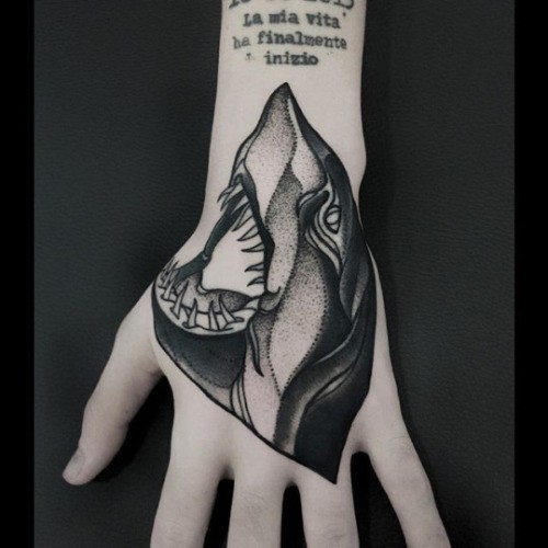 Estilo dotwork pequeno pintado por Michele Zingales tatuagem de mão de cabeça de tubarão