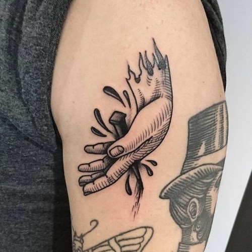 Kleines im Gravur Stil schwarzes Schulter Tattoo der menschlichen Hand mit Nagel