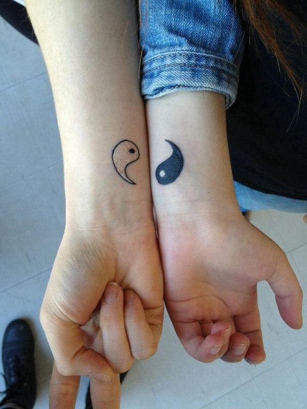 piccolo tatuaggio simbolo amicizia ying yang su polsi